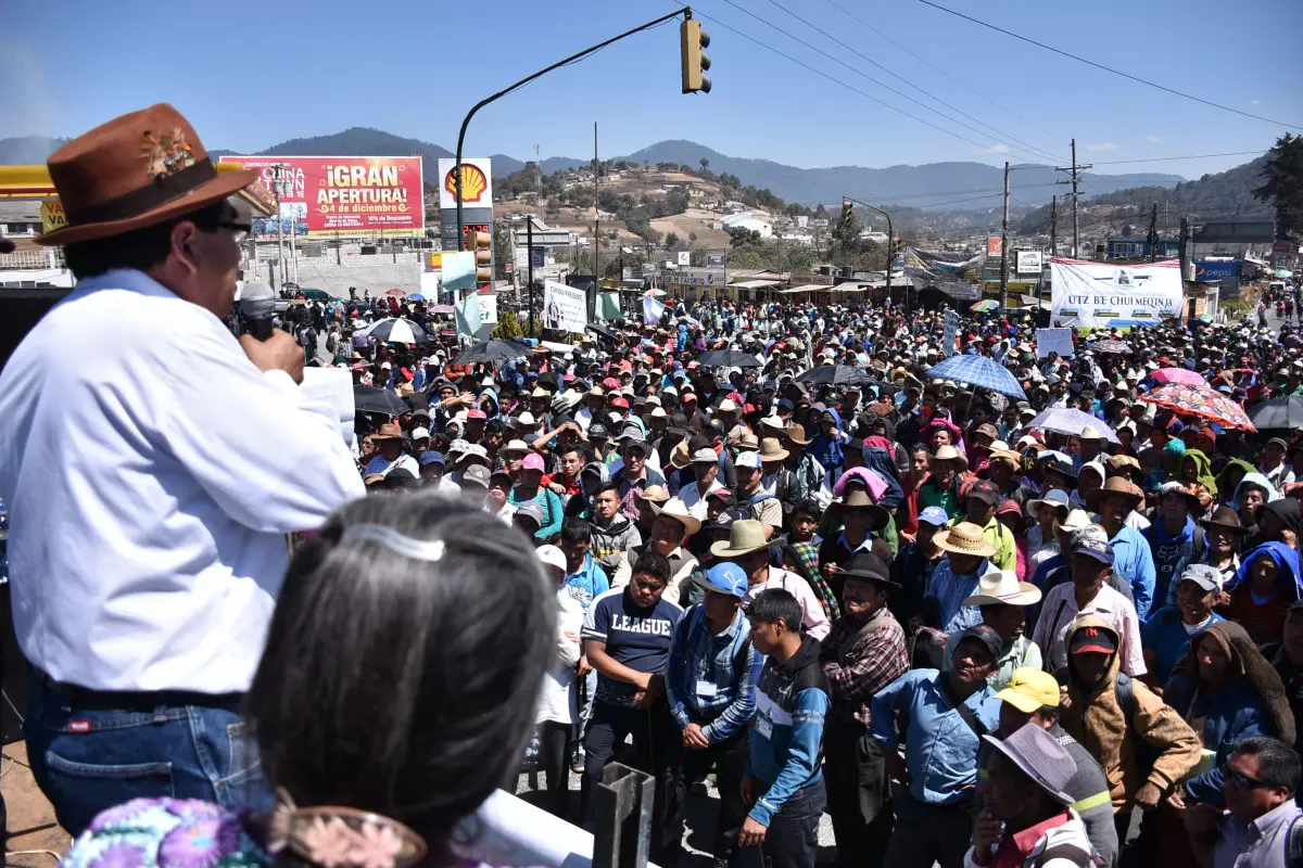 GU2007. Totonicapán (Guatemala), 21/02/2017.- Indígenas guatemaltecos bloquean la ruta Interamericana hoy, 21 de febrero de 2017, en Totonicapán, para exigir el reconocimiento de la justicia maya a través de las reformas constitucionales que están en disc