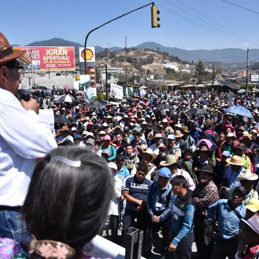 GU2007. Totonicapán (Guatemala), 21/02/2017.- Indígenas guatemaltecos bloquean la ruta Interamericana hoy, 21 de febrero de 2017, en Totonicapán, para exigir el reconocimiento de la justicia maya a través de las reformas constitucionales que están en disc