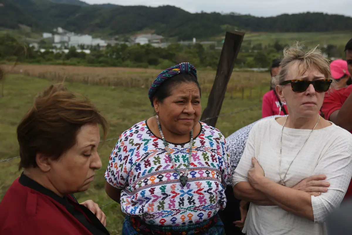 GU53. CASILLAS (GUATEMALA), 26/10/2017.- (i-d) Las ganadoras del premio Nobel Shirin Ebadi (Irán), Rigoberta Menchú (Guatemala) y Jody Williams (Estados Unidos), reaccionan hoy, jueves 26 de octubre de 2017, en el municipio de Casillas en el departamento 