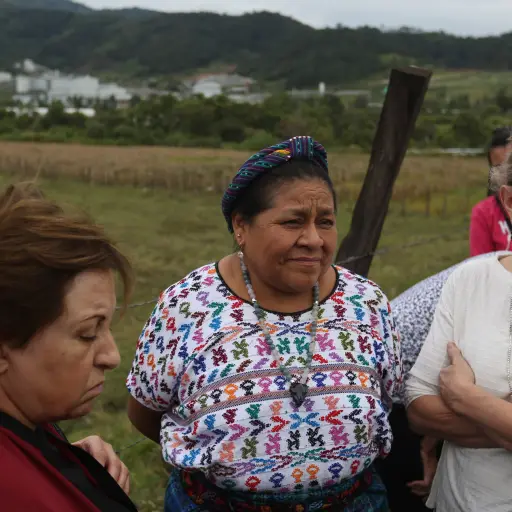 GU53. CASILLAS (GUATEMALA), 26/10/2017.- (i-d) Las ganadoras del premio Nobel Shirin Ebadi (Irán), Rigoberta Menchú (Guatemala) y Jody Williams (Estados Unidos), reaccionan hoy, jueves 26 de octubre de 2017, en el municipio de Casillas en el departamento 