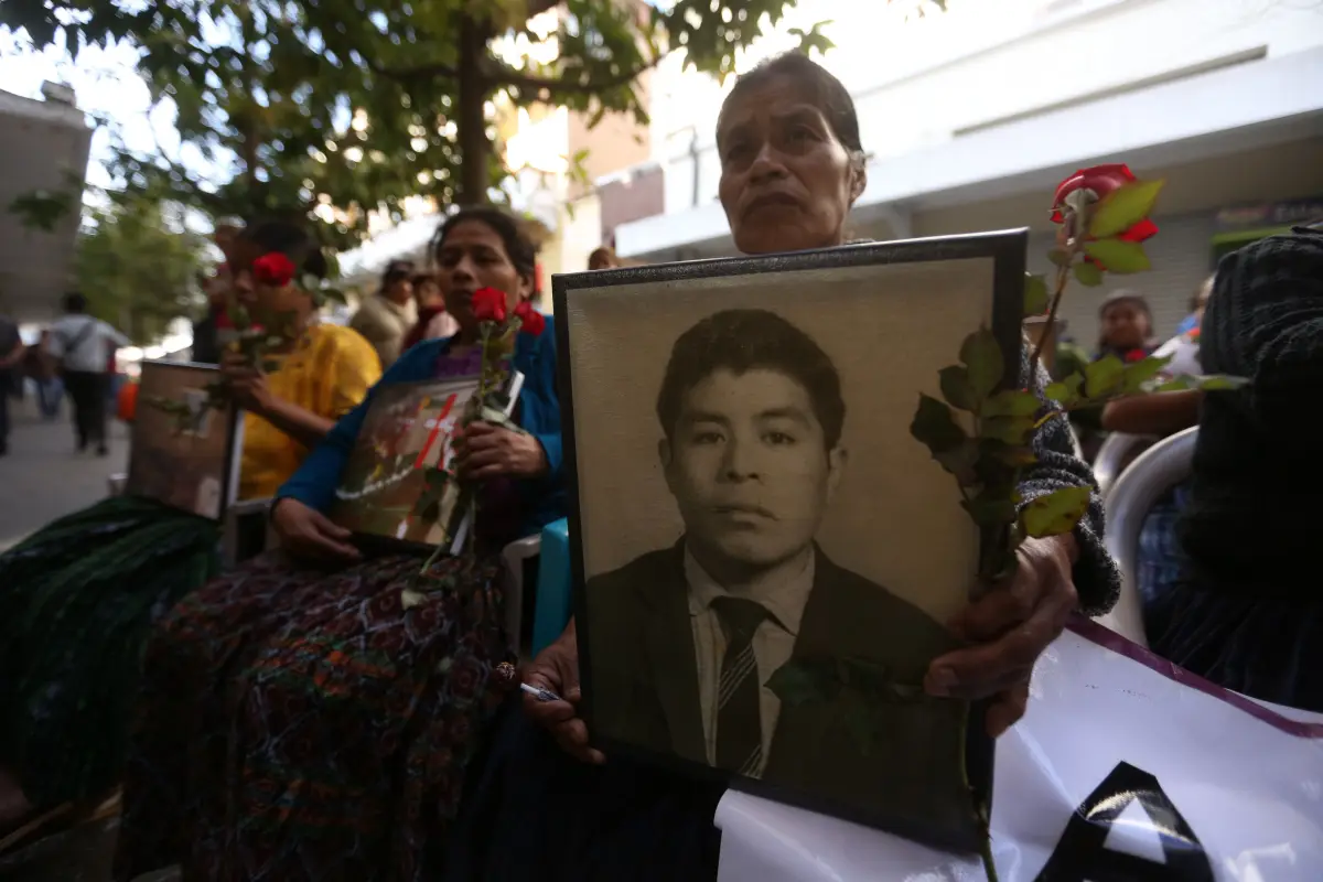 GU5009. CIUDAD DE GUATEMALA (GUATEMALA), 24/02/2017.- Familiares, amigos y organizaciones sociales, conmemoran hoy, viernes 24 de febrero de 2017, el Día Nacional de la Dignidad de las Víctimas del Conflicto Armado Interno (1960-1996), con fotos de los fa