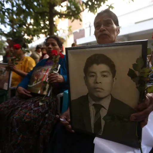 GU5009. CIUDAD DE GUATEMALA (GUATEMALA), 24/02/2017.- Familiares, amigos y organizaciones sociales, conmemoran hoy, viernes 24 de febrero de 2017, el Día Nacional de la Dignidad de las Víctimas del Conflicto Armado Interno (1960-1996), con fotos de los fa