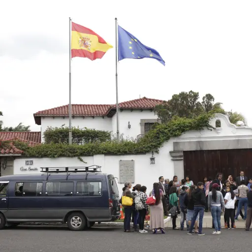 GU4015. CIUDAD DE GUATEMALA (GUATEMALA).- 16/11/2017.- Un grupo de niñas supervivientes del incendio en el Hogar Seguro Virgen de la Asunción, donde el pasado 8 de marzo murieron calcinadas 41 menores, y sus familias llegan a la casa del embajador de Espa