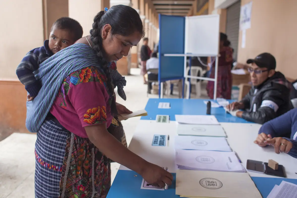 (150906) -- SAN JUAN SACATEPEQUEZ, septiembre 6, 2015 (Xinhua) -- Una mujer deposita su voto en una urna electoral durante las elecciones generales en el municipio de San Juan Sacatepéquez, departamento de Sacatepéquez, Guatemala, el 6 de septiembre de 20