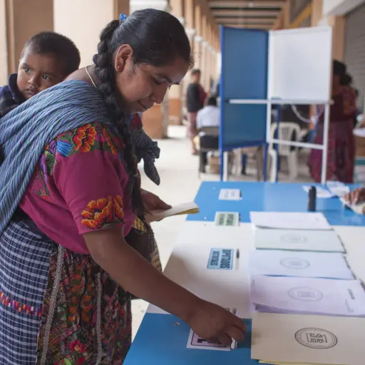 (150906) -- SAN JUAN SACATEPEQUEZ, septiembre 6, 2015 (Xinhua) -- Una mujer deposita su voto en una urna electoral durante las elecciones generales en el municipio de San Juan Sacatepéquez, departamento de Sacatepéquez, Guatemala, el 6 de septiembre de 20