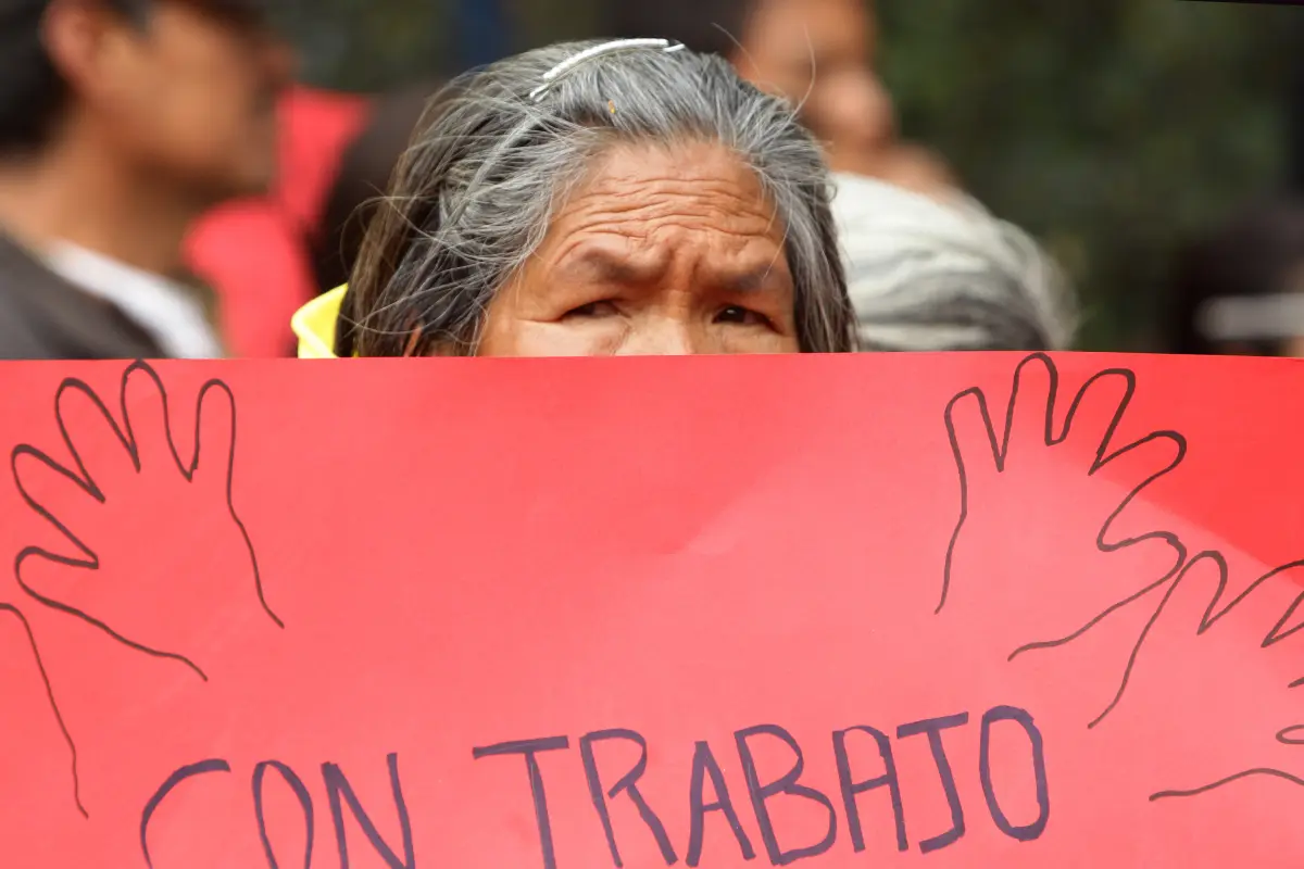 **ACOMPAÑA CRÓNICA** - CMX01. CIUDAD DE MÉXICO (MÉXICO), 14/08/2017.- Fotografía del 21 de julio de 2017, de una mujer de la tercera edad exigiendo sus derechos durante una manifestación en Ciudad de México (México). El aislamiento y la vulneración de la 