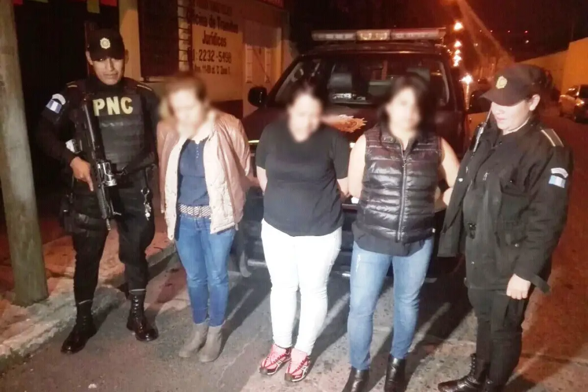 Capturan a tres mujeres sindicadas de robar en centros comerciales, 