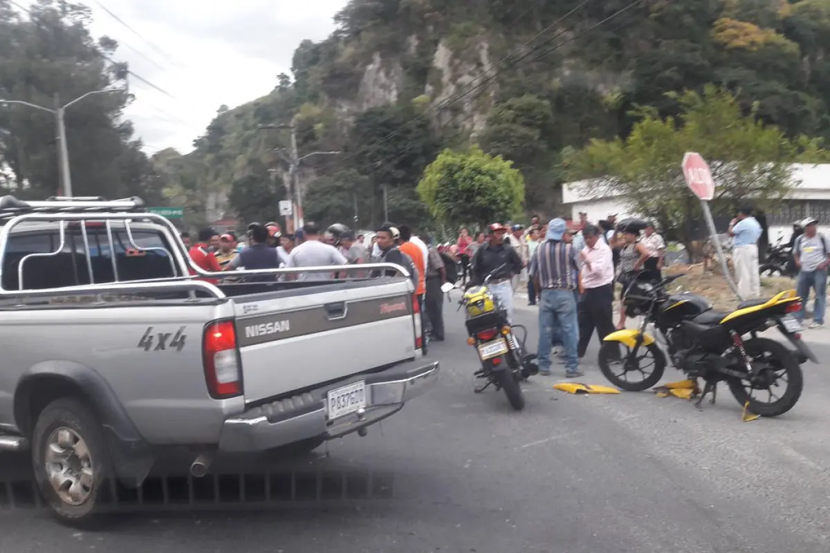 Piloto de picop huye tras accidente