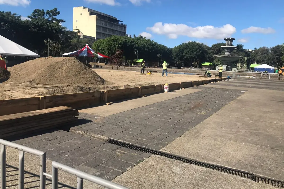 Al menos 100 personas trabajan en La Plaza para darle vida al Festival Navideño, 