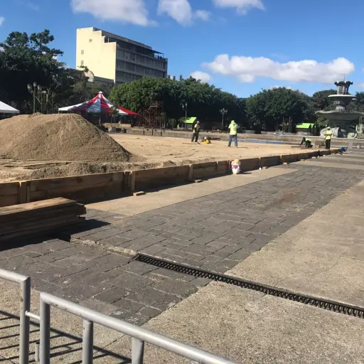 Al menos 100 personas trabajan en La Plaza para darle vida al Festival Navideño ,