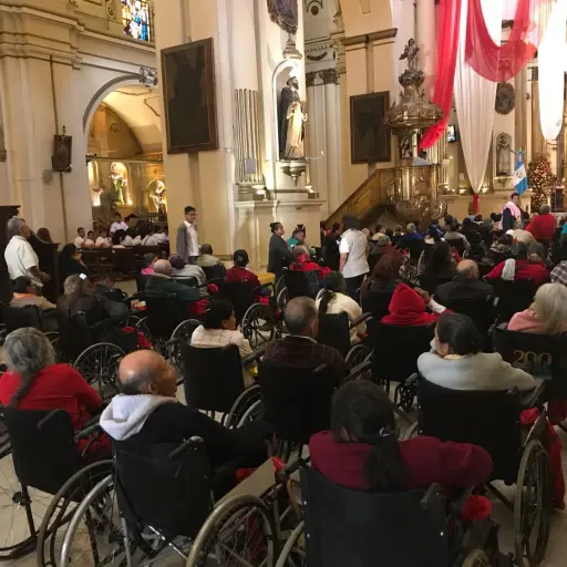Enfermos son llevados a visitar a la Virgen del Rosario ,