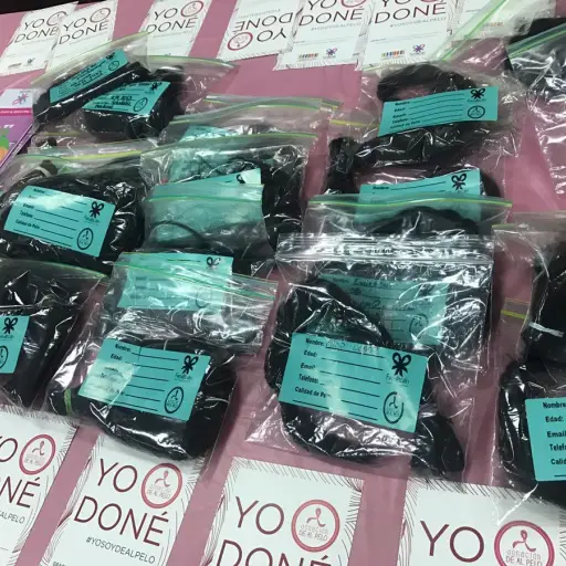 Personas donan cabello para personas con cáncer ,