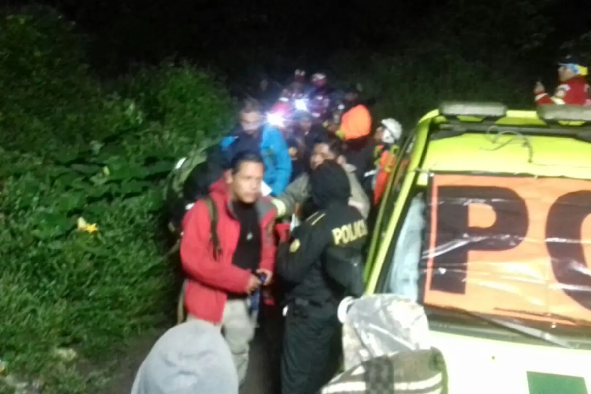 Rescatan a turistas en el volcán Atitlán