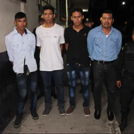 Detienen a cuatro con  armas