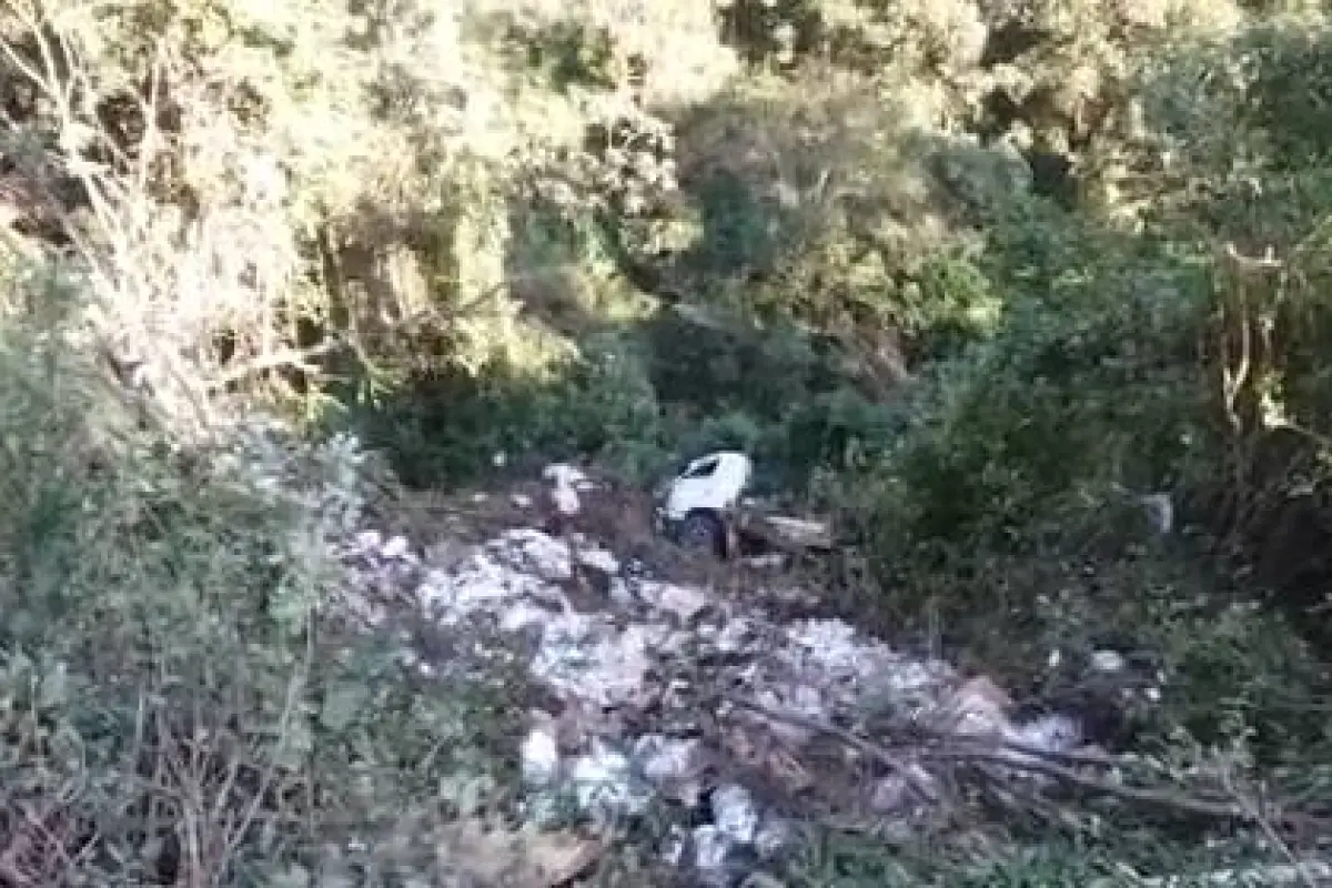 Camión cae a barranco en ruta de Panajachel