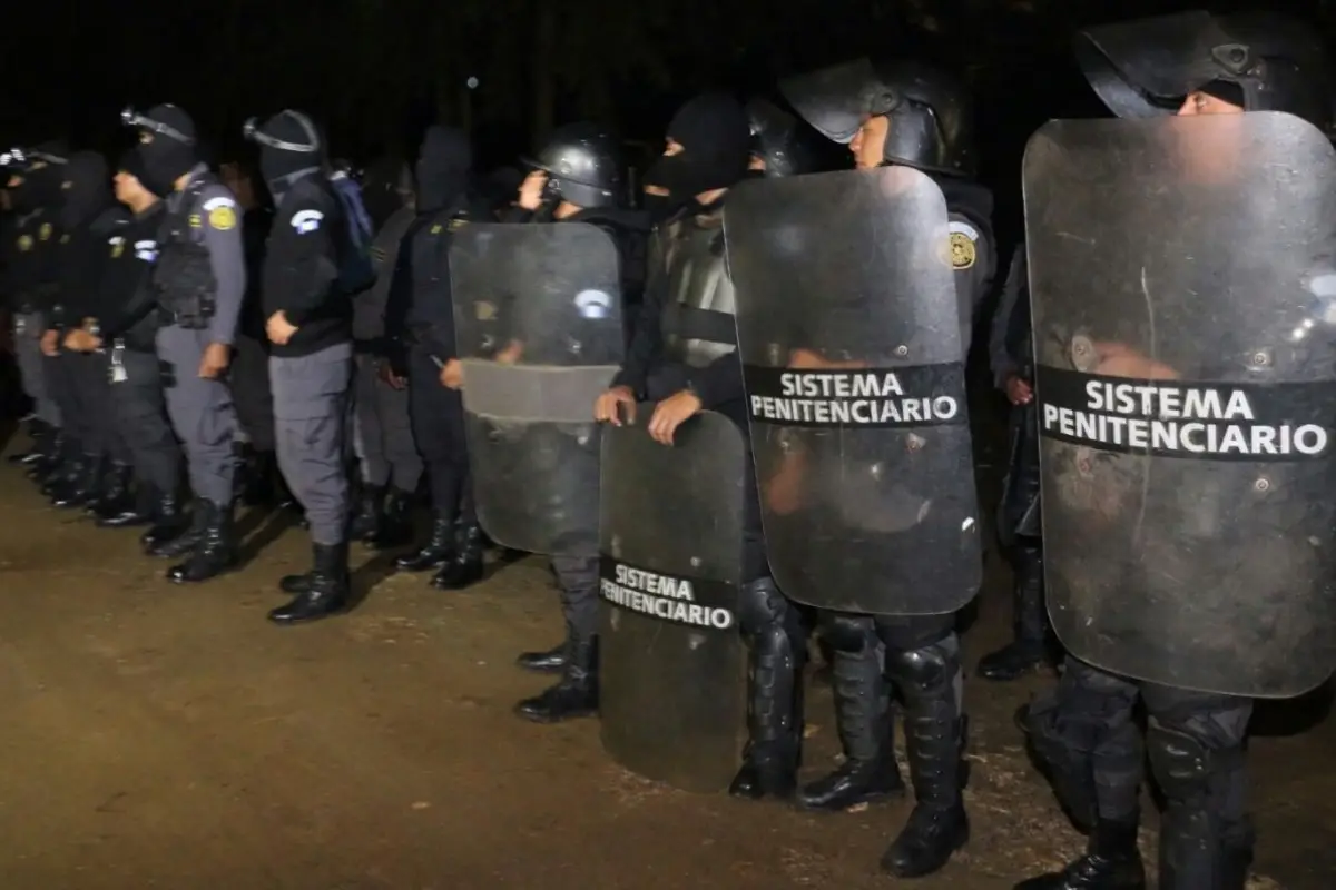 Presidios realizó requisa en centro de detención preventiva de delitos menores y faltas, zona 18. Dos reos fueron trasladados a otra cárcel. 6, 