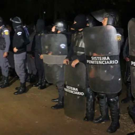 Presidios realizó requisa en centro de detención preventiva de delitos menores y faltas, zona 18. Dos reos fueron trasladados a otra cárcel. 6 ,