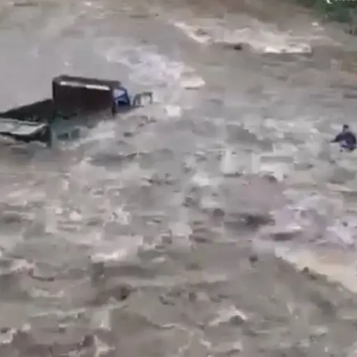 Camión arrastrado por correntada