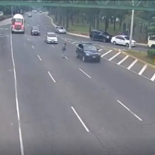 Persona es embestida por vehículo por no usar pasarela