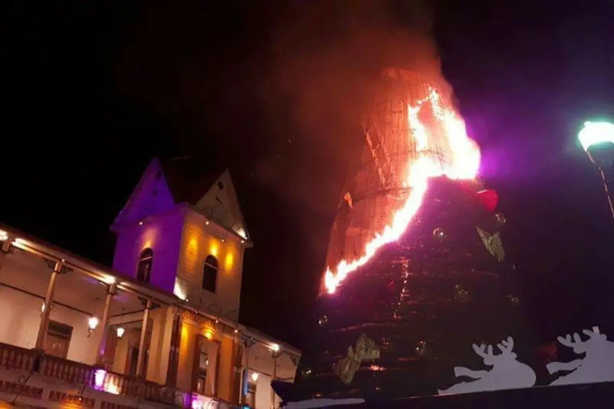 Se incendia árbol navideño