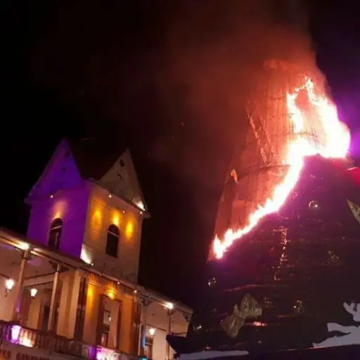 Se incendia árbol navideño