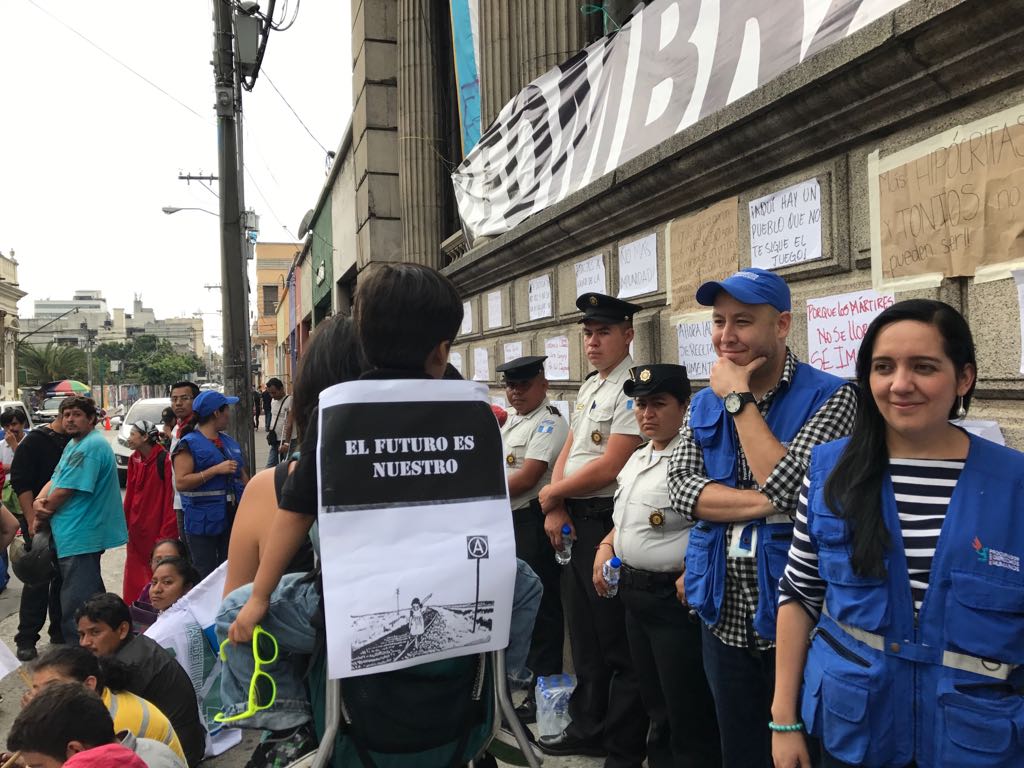 Manifestantes en afueras del Congreso 21 | 