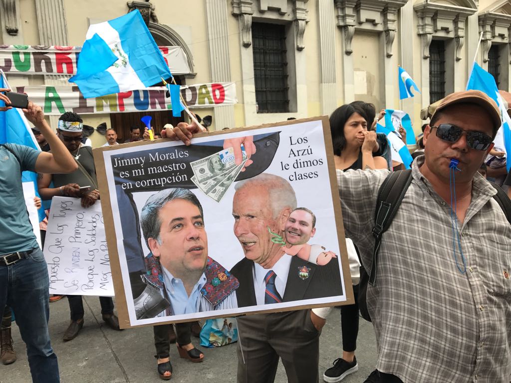 Manifestantes en afueras del Congreso 19 | 