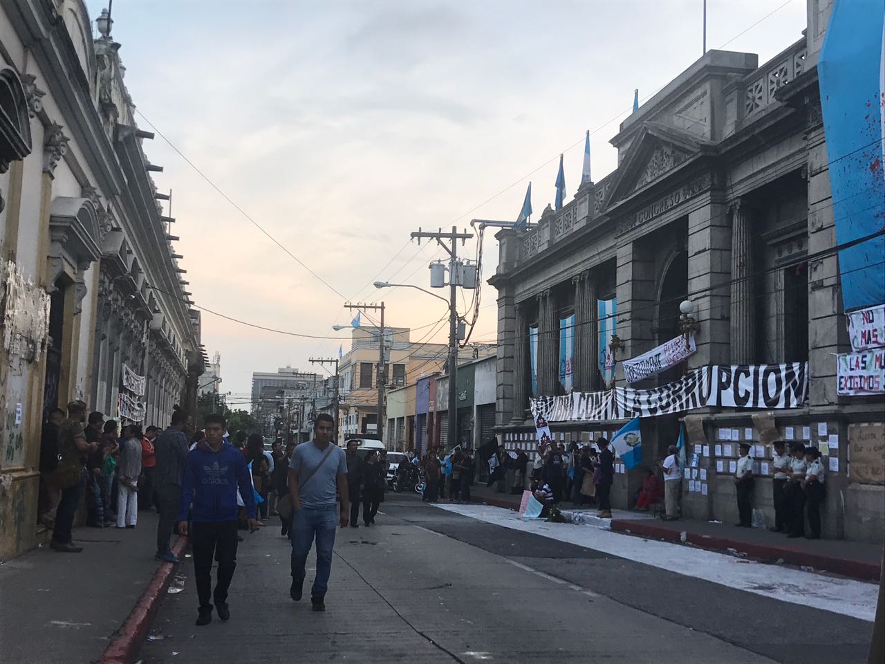 Manifestantes en afueras del Congreso 32 | 