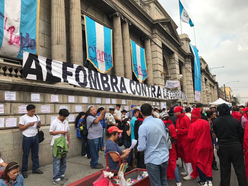 Manifestantes en afueras del Congreso 27 | 