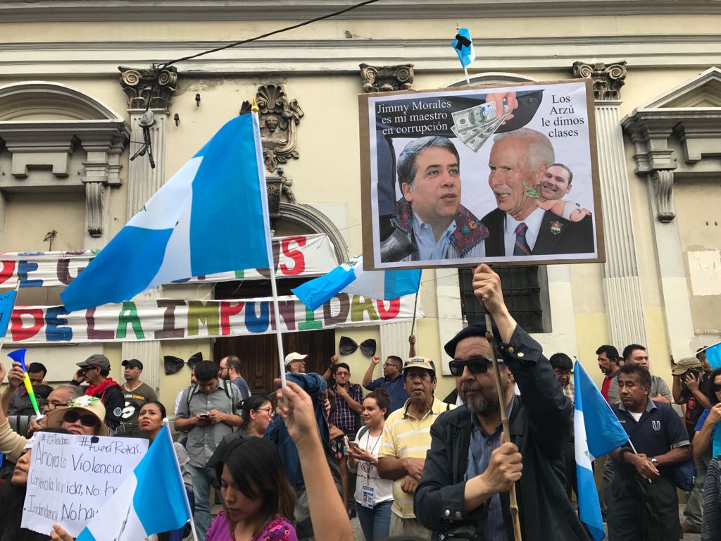 Manifestantes en afueras del Congreso 7 | 