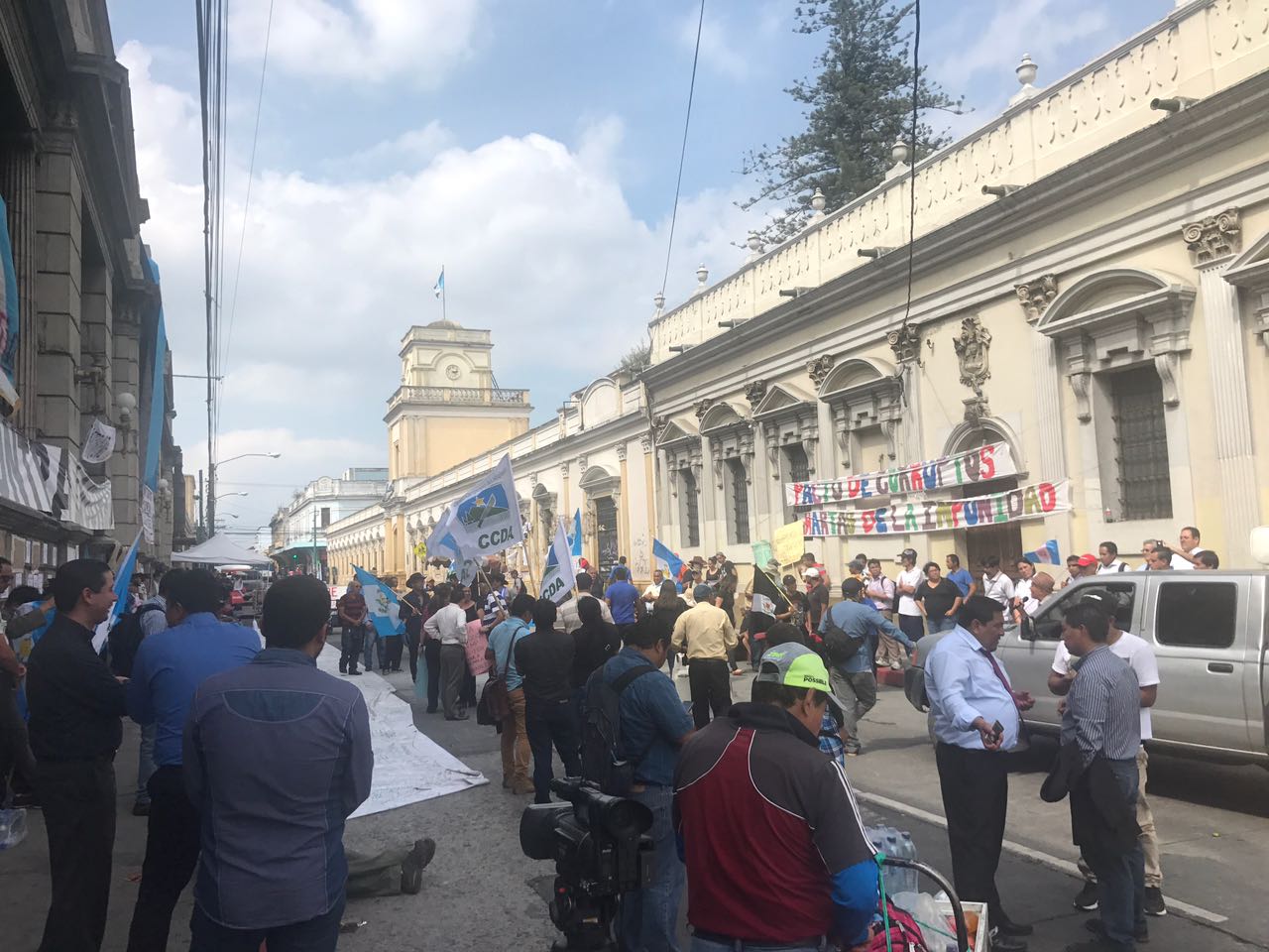 Manifestantes en afueras del Congreso 2 | 