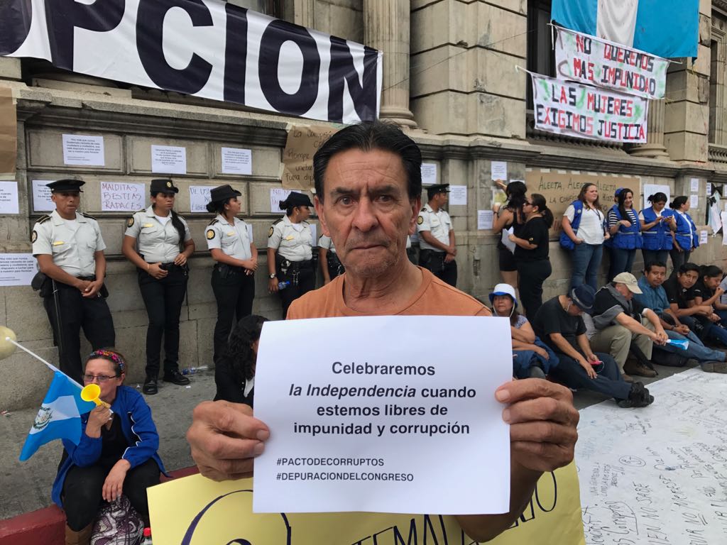 Manifestantes en afueras del Congreso 10 | 