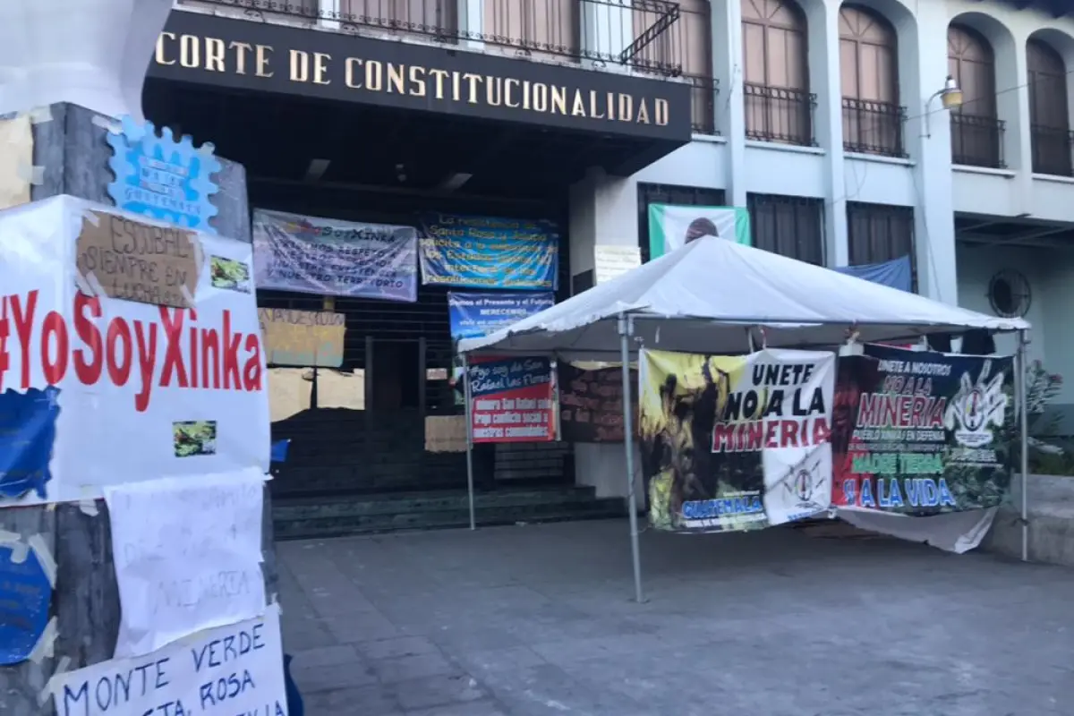 Cinco personas pernoctan frente a Corte de Constitucionalidad contra actividad minera, 