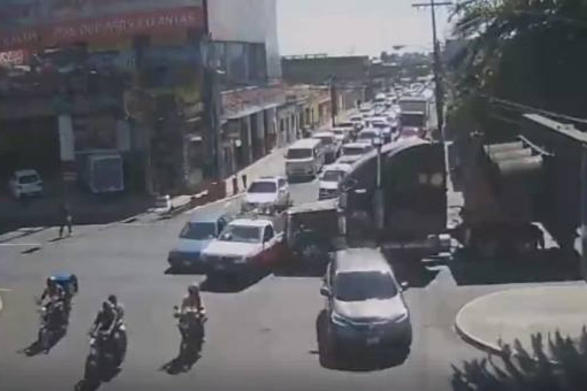 VIDEO | Tráiler se pasa semáforo en rojo y choca con picop que ...