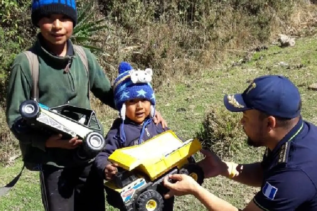 Entrega de juguetes EU Emisoras Unidas Guatemala, 