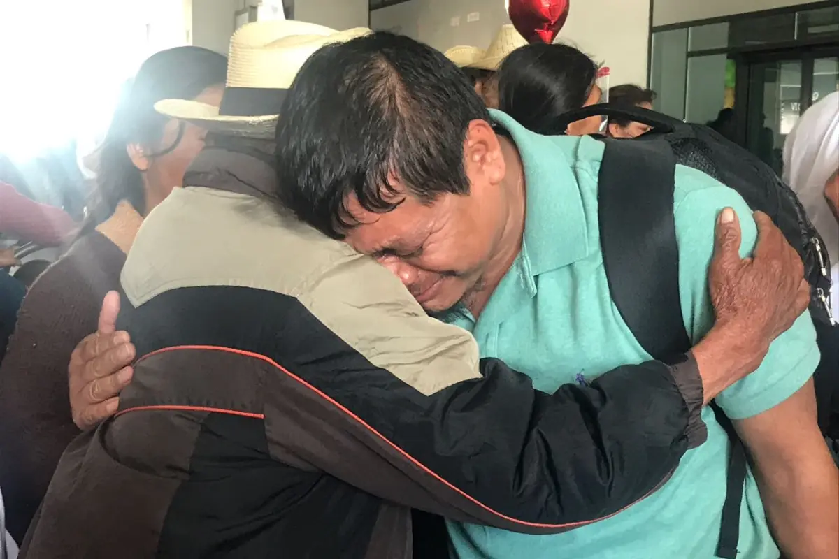 Familiares se reencuentran en las afueras del aeropuerto La Aurora Guatemala EU Emisoras Unidas, 