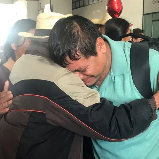 Familiares se reencuentran en las afueras del aeropuerto La Aurora Guatemala EU Emisoras Unidas ,