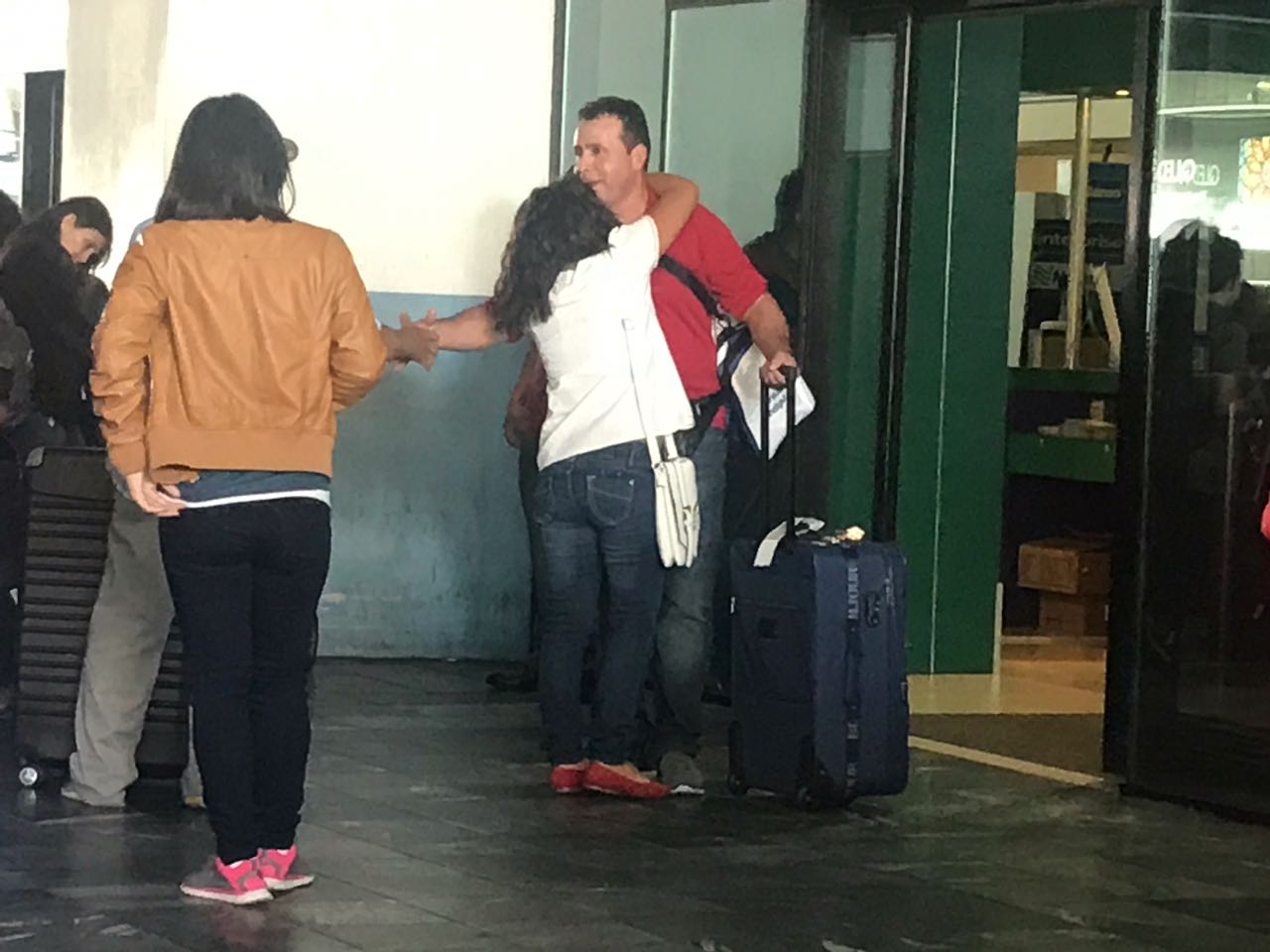 Familiares se reencuentran en las afueras del aeropuerto La Aurora | 