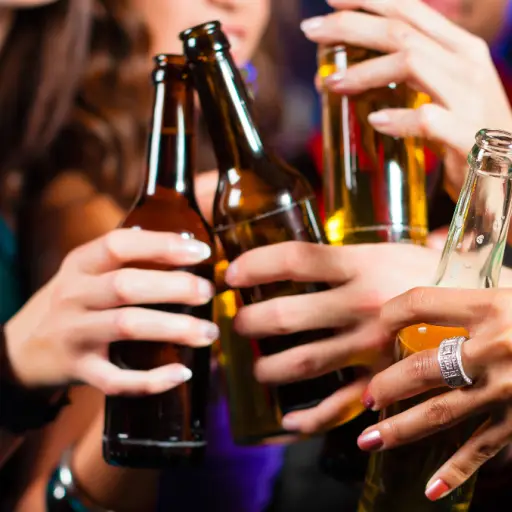 Presión social y festejos elevan consumo de alcohol y riesgo de intoxicación ,