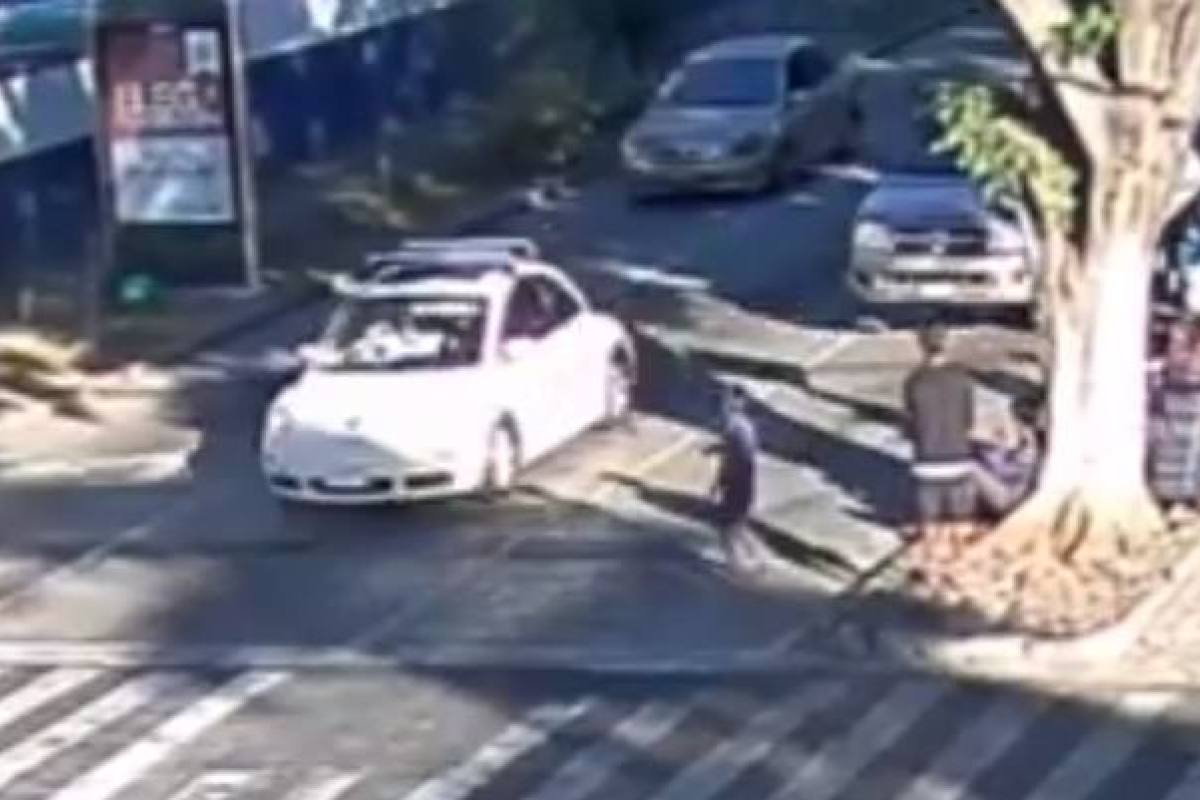 VIDEO | De esta manera un peatón que intentaba cruzar la calle es ...