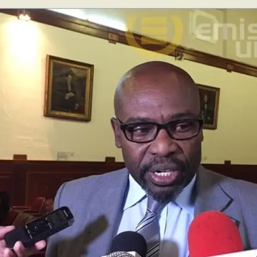 Renuncia ministro de Ambiente ,