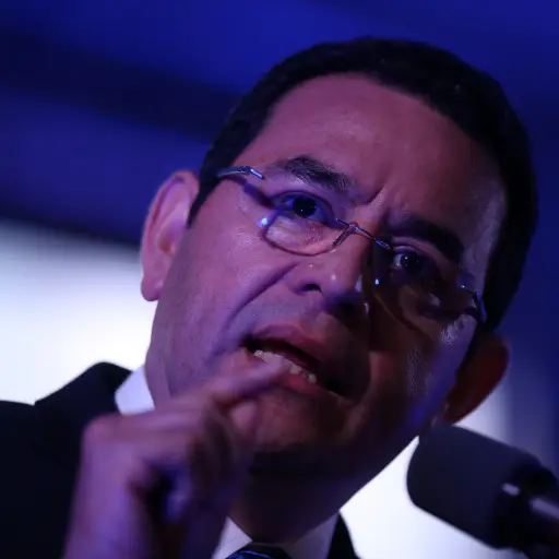 GU5006. ANTIGUA (GUATEMALA), 31/03/2017.- Jimmy Morales, presidente de Guatemala, habla durante la inauguración de la reunión de medio año del Sistema Interamericano de Prensa (SIP) en la Antigua Guatemala hoy, viernes 31 de marzo de 2017. El presidente d