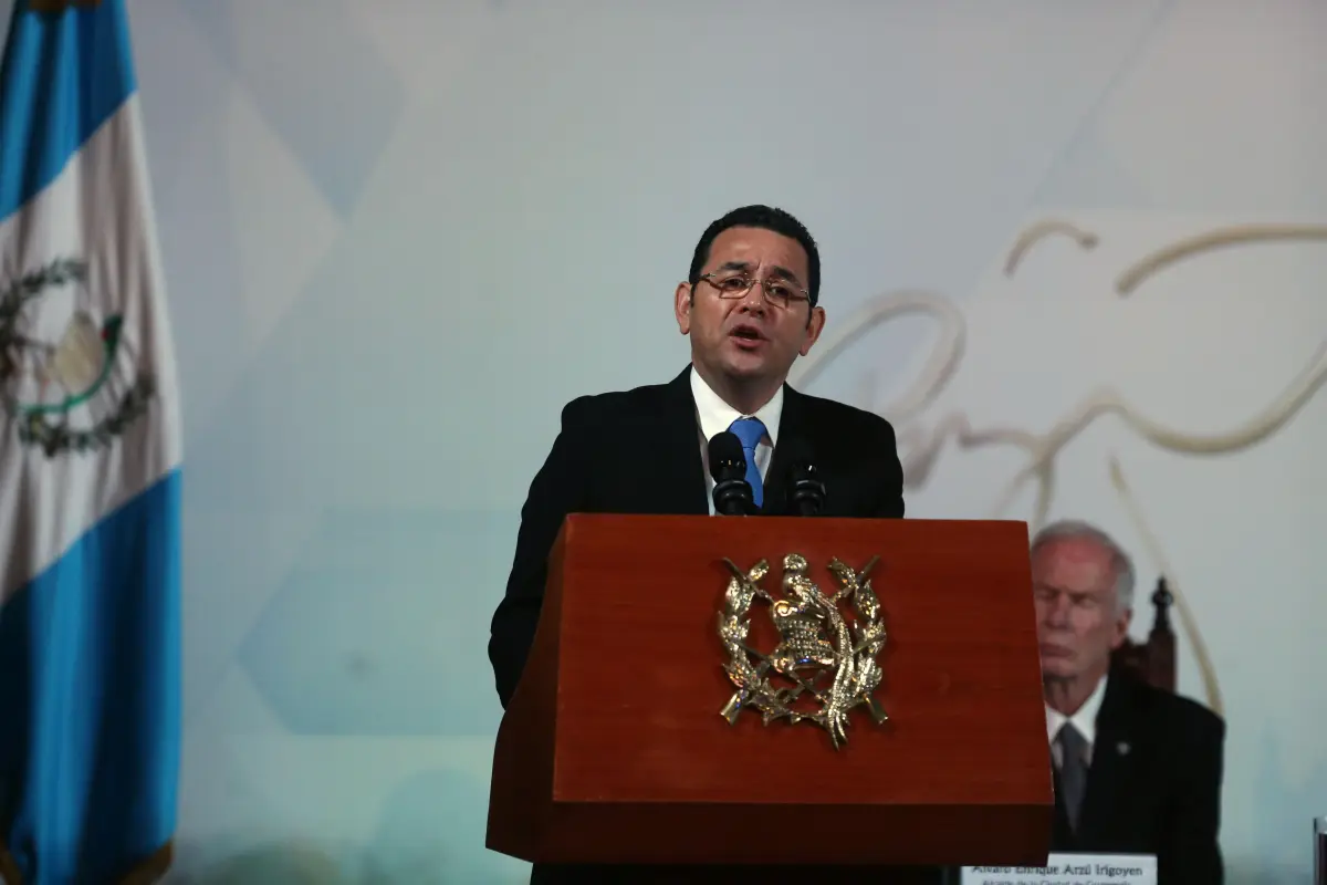 GU57. Ciudad de Guatemala (Guatemala). 29/12/2017.- El presidente de Guatemala, Jimmy Morales, habla durante los actos de conmemoración de los 21 años de la firma de los Acuerdos de Paz hoy, viernes 29 de diciembre de 2017, en el Palacio Nacional, en Ciud