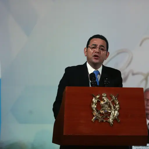 GU57. Ciudad de Guatemala (Guatemala). 29/12/2017.- El presidente de Guatemala, Jimmy Morales, habla durante los actos de conmemoración de los 21 años de la firma de los Acuerdos de Paz hoy, viernes 29 de diciembre de 2017, en el Palacio Nacional, en Ciud