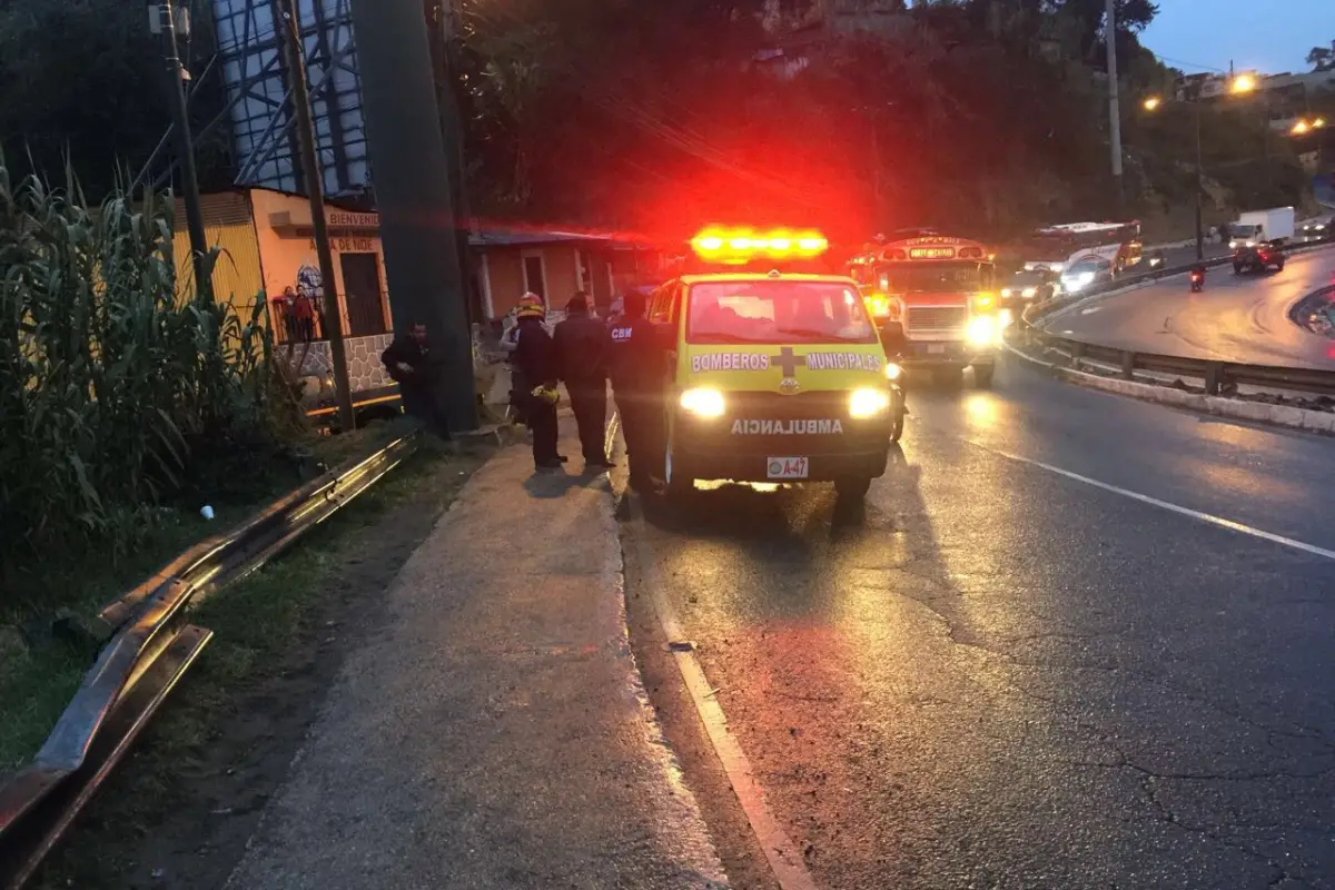 Bomberos rescatan a tripulantes de vehículo 