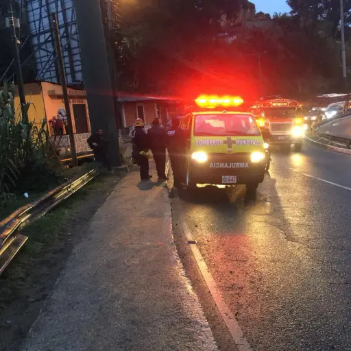 Bomberos rescatan a tripulantes de vehículo 