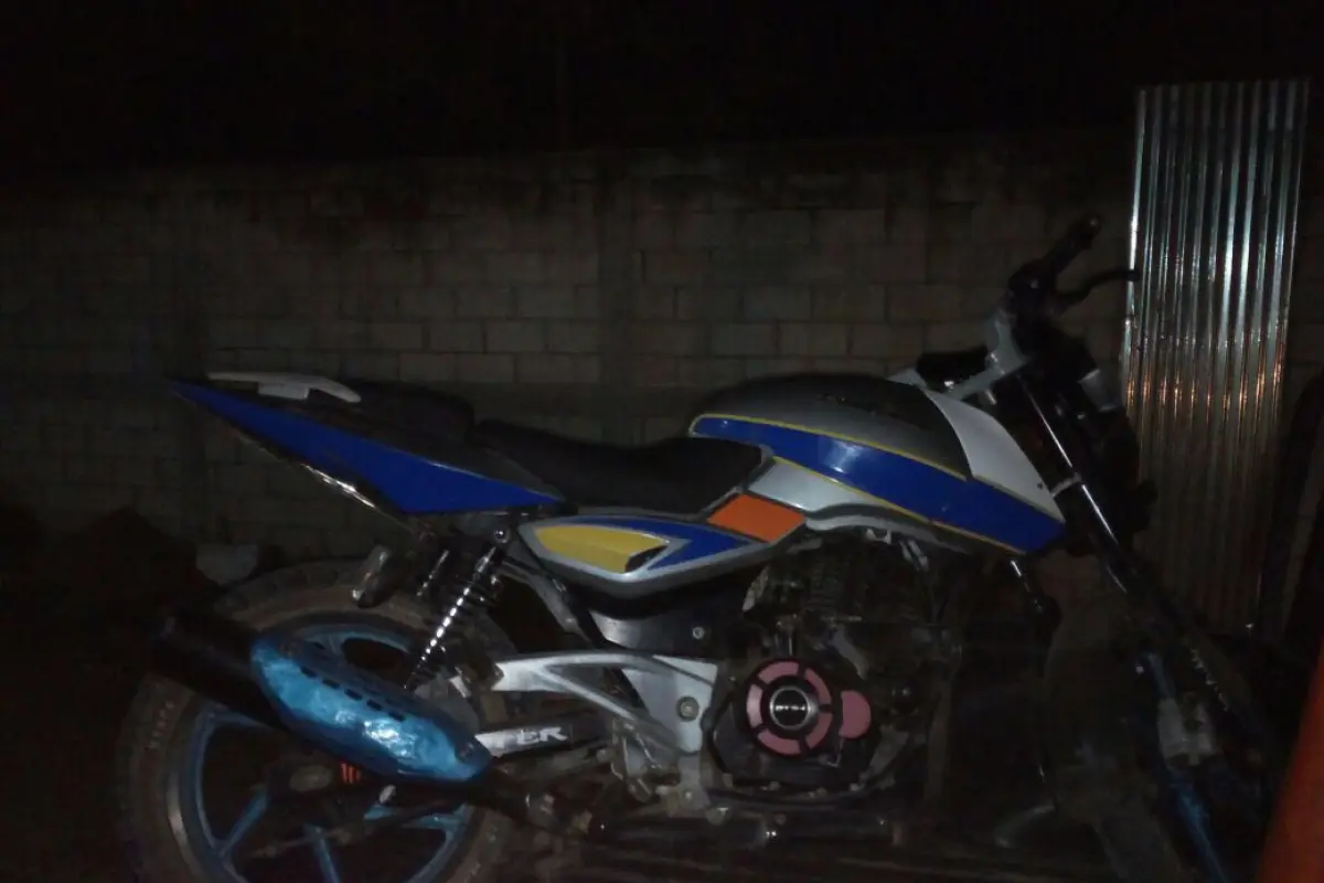 Capturan a hombres señalados del robo de una motocicleta, un soldado entre ellos