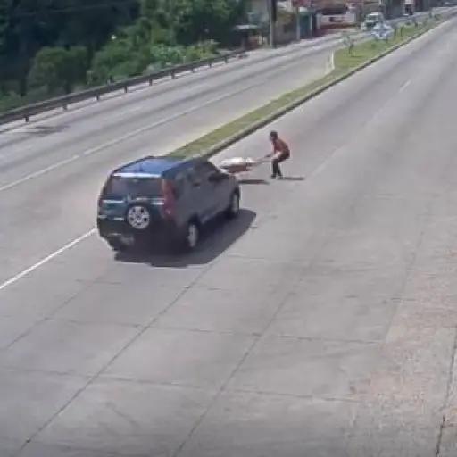 Mujer embestida por vehículo