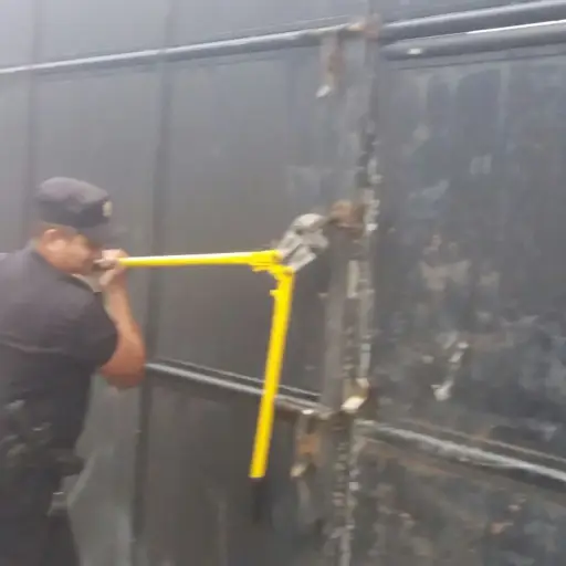 Taller desmantelaban tráilers ,