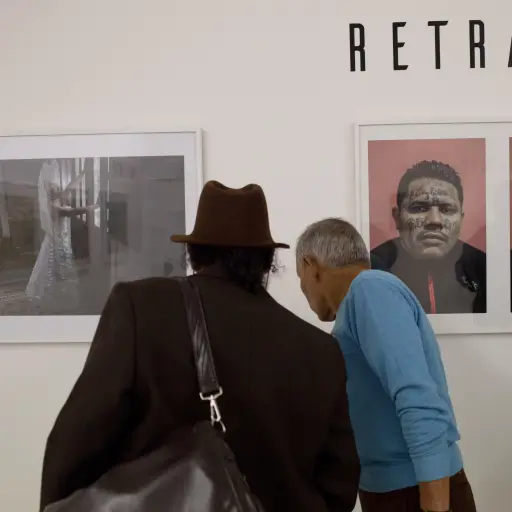 GU3004. CIUDAD DE GUATEMALA (GUATEMALA), 23/01/2018.- Personas observan fotografías hoy, martes 23 de enero de 2018, en el Centro Cultural de España, en Ciudad de Guatemala (Guatemala). Con el objetivo de ser la suma de centenares de Cíclopes, para permit